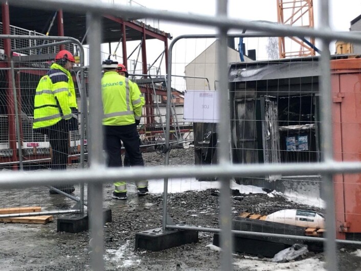 Til høyre i bildet er den utbrendte trafokiosken. På plass er også Hafslund. Foto: Christina Hantho Til høyre i bildet er den utbrendte trafokiosken. På plass er også Hafslund. Foto: Christina Hantho