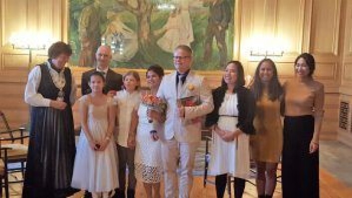 Divina Soto og Tommy Signal stilte opp til fotografering med familie og ordfører når ekteskapet var et faktum. Foto: Tarjei Kidd Olsen Divina Soto og Tommy Signal stilte opp til fotografering med familie og ordfører når ekteskapet var et faktum. Foto: Tarjei Kidd Olsen