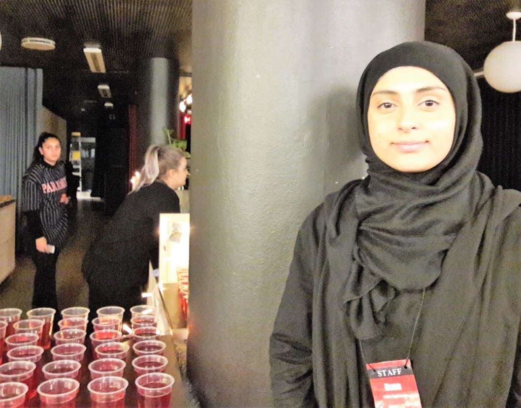 Leder for T-Town Ungdommer, Ozma Hussain, åpnet i går den nye ungdomskafeen på Tøyen. Foto: Anders Høilund Leder for T-Town Ungdommer, Ozma Hussain, åpnet i går den nye ungdomskafeen på Tøyen. Foto: Anders Høilund