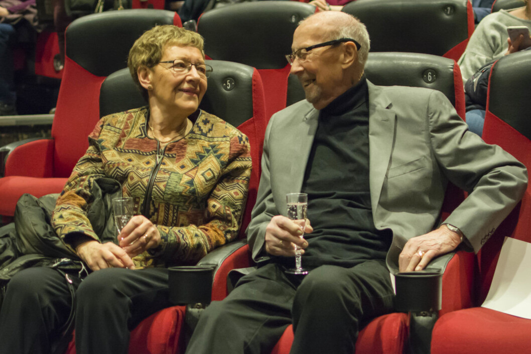 Barbro Bergqvist og Trygve Sverre Davidsen er to av hovedpersonene i filmen om velferdsteknologi. Her er de spente før de får se seg selv på film. Foto. Morten Lauveng Jørgensen Barbro Bergqvist og Trygve Sverre Davidsen er to av hovedpersonene i filmen om velferdsteknologi. Her er de spente før de får se seg selv på film. Foto. Morten Lauveng Jørgensen