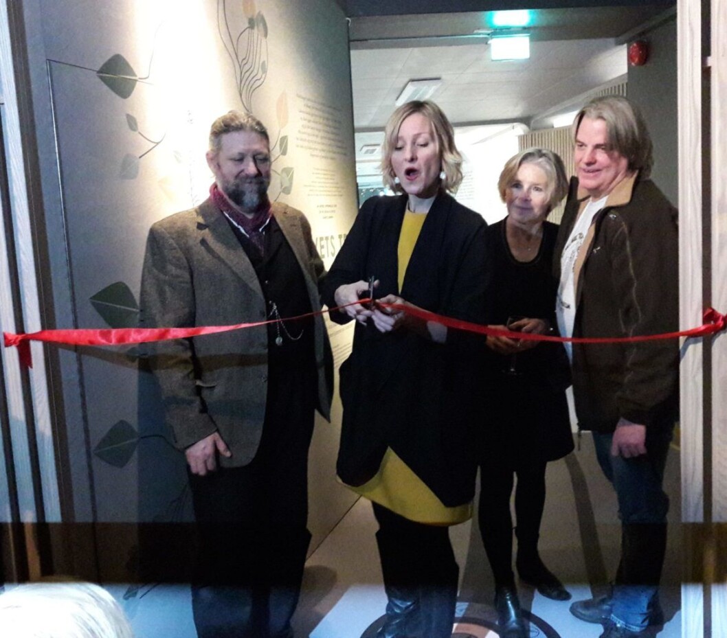 Byråd for oppvekst og kunnskap, Inga Marte Thorkildsen, klipper snora og erklærer utstillingen Livets Tre ved Naturhistorisk museum på Tøyen for åpnet. F.v. Petter Bøckman, Inga Marte Thorkildsen, Tone Lindheim og Jørn Hurum. Foto: Anders Høilund Byråd for oppvekst og kunnskap, Inga Marte Thorkildsen, klipper snora og erklærer utstillingen Livets Tre ved Naturhistorisk museum på Tøyen for åpnet. F.v. Petter Bøckman, Inga Marte Thorkildsen, Tone Lindheim og Jørn Hurum. Foto: Anders Høilund
