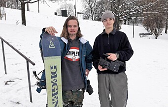Snowboardere utnytter vinterværet og lager snowboardfilm i Tøyenparken