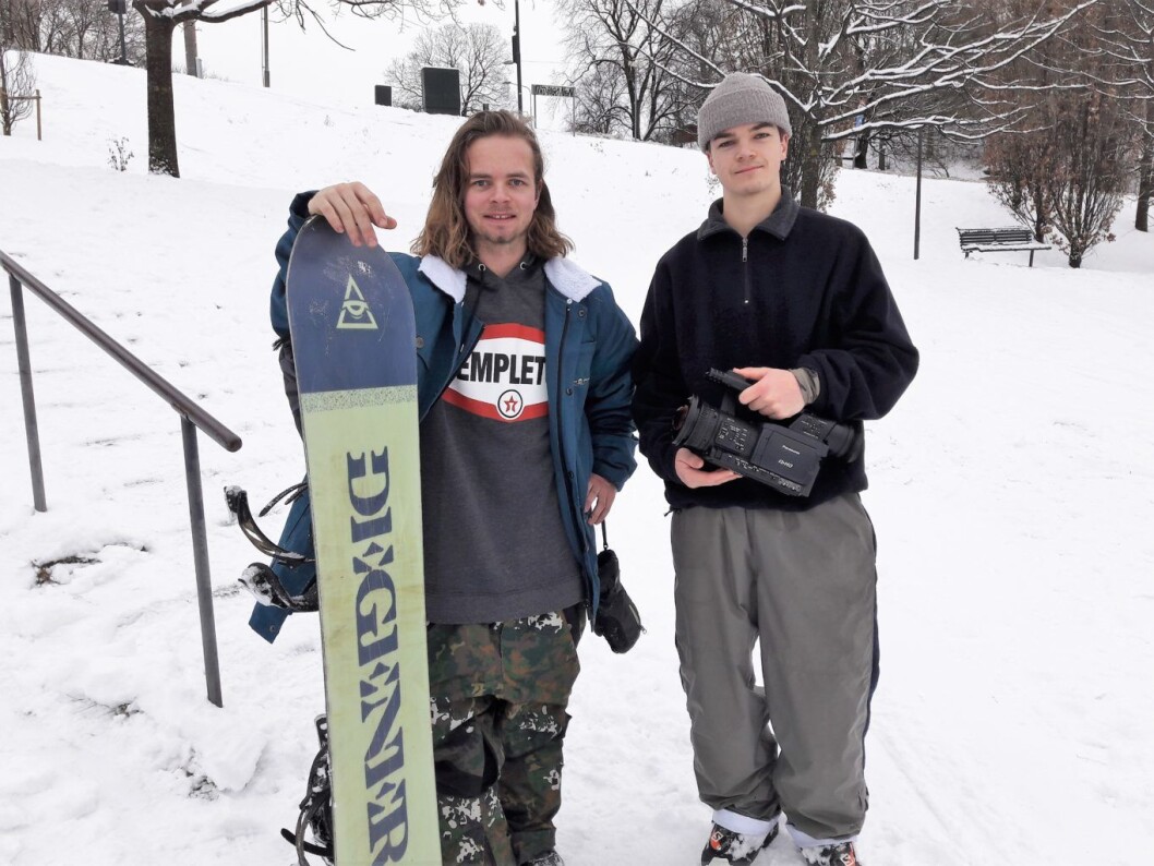 Øivind Fykse og Martin Strøm utnytter vinterforholdene i Tøyenparken. Foto: Anders Høilund Øivind Fykse og Martin Strøm utnytter vinterforholdene i Tøyenparken. Foto: Anders Høilund