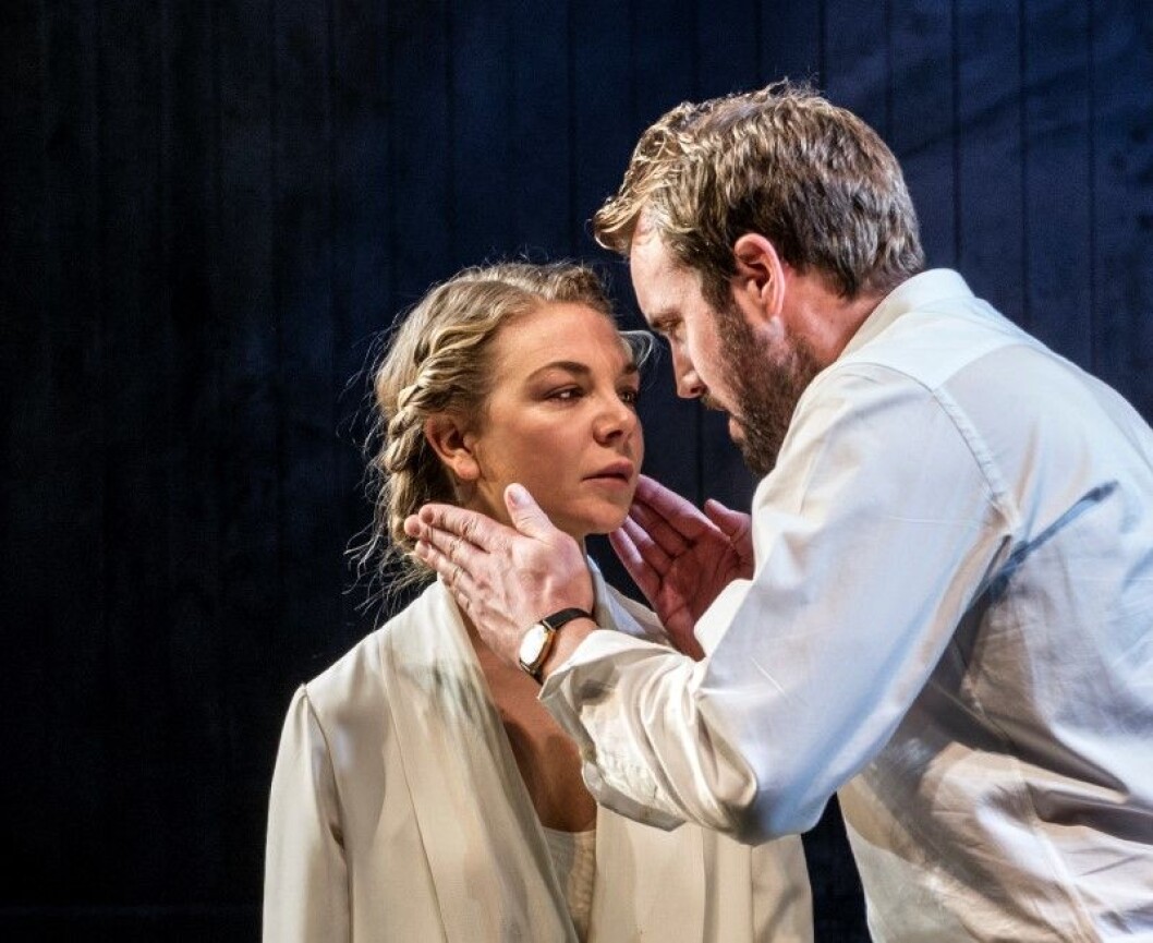 Teaterstykket Fortrolige samtaler er et nakent teaterstykke med sterke dialoger. Foto: Erik Berg / Nationaltheatret Teaterstykket Fortrolige samtaler er et nakent teaterstykke med sterke dialoger. Foto: Erik Berg / Nationaltheatret