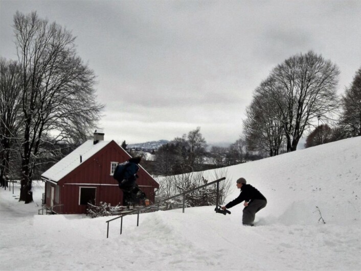 Et nytt hopp og opp på en ny rail, eller rekkverk om du vil. Fotografen kjører på ski ved siden av og filmer. Foto: Anders Høilund Et nytt hopp og opp på en ny rail, eller rekkverk om du vil. Fotografen kjører på ski ved siden av og filmer. Foto: Anders Høilund