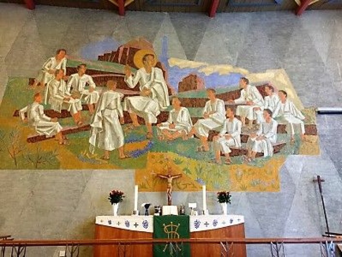 Atlertavlen I Tonsen Kirke er malt av den lokale kunstneren Kåre Jonsborg og viser Jesus som foreleser for sine disipler. Foto: Kjersti Opstad Atlertavlen I Tonsen Kirke er malt av den lokale kunstneren Kåre Jonsborg og viser Jesus som foreleser for sine disipler. Foto: Kjersti Opstad