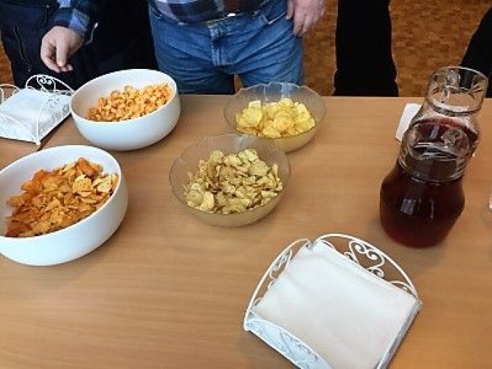 Det var en folkelig meny på kirkekaffe i Tonsen kirke. I tillegg til kaffen kunne man både finne rød saft, småkaker og potetgull. Foto: Kjersti Opstad Det var en folkelig meny på kirkekaffe i Tonsen kirke. I tillegg til kaffen kunne man både finne rød saft, småkaker og potetgull. Foto: Kjersti Opstad