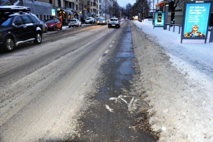 Sykkelfeltet langs Middelthuns gate er brøytet, børstet og saltet mens snøen ligger både på fortauet og i veibanen. Foto: Arnsten Linstad Sykkelfeltet langs Middelthuns gate er brøytet, børstet og saltet mens snøen ligger både på fortauet og i veibanen. Foto: Arnsten Linstad