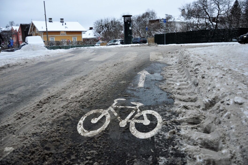 Ett døgn etter snøfall er sykkelvei i Professor Dahls gate er ryddet mens snøen ligger på fortauet. Foto: Arnsten Linstad Ett døgn etter snøfall er sykkelvei i Professor Dahls gate er ryddet mens snøen ligger på fortauet. Foto: Arnsten Linstad