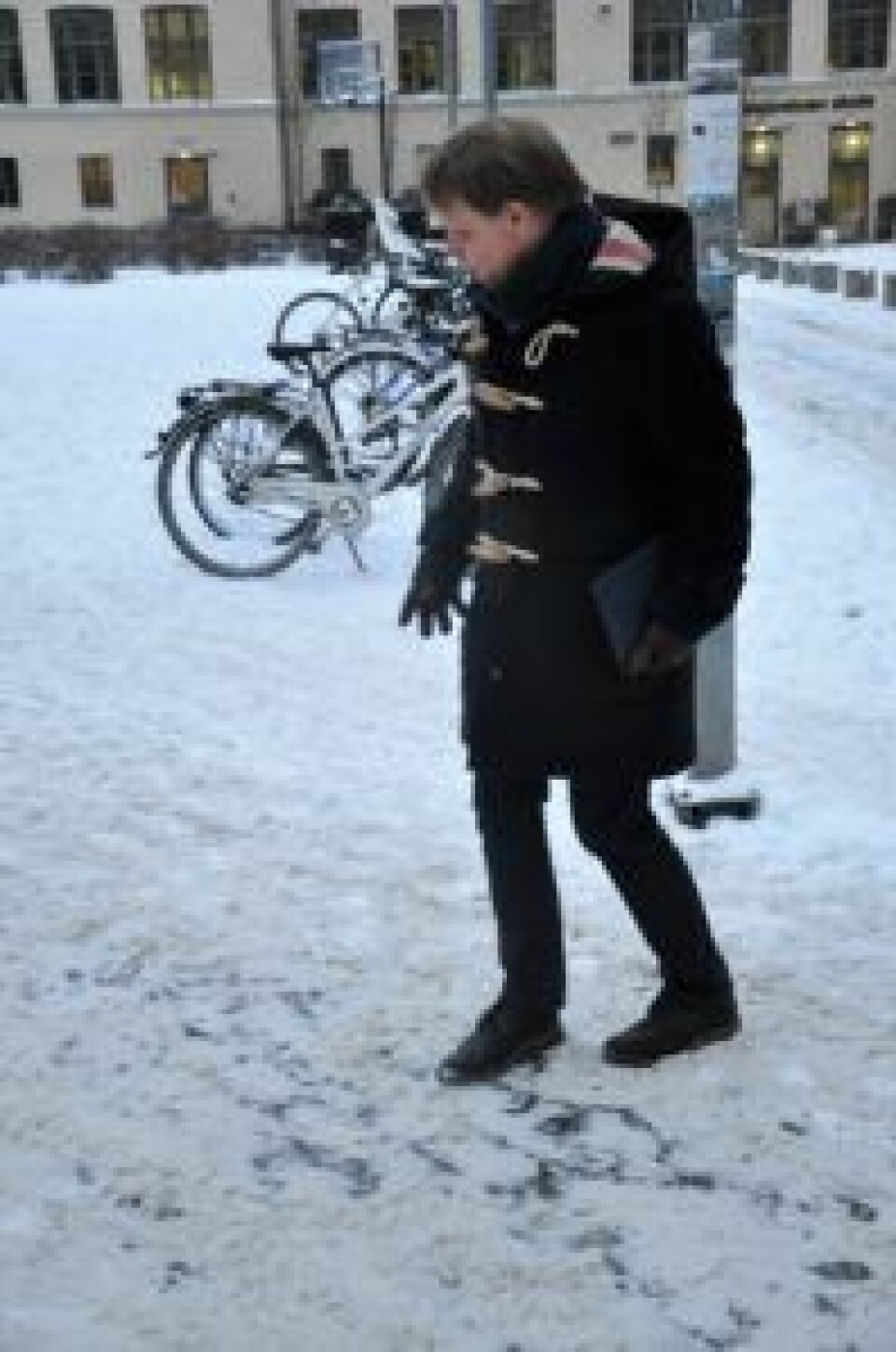 Utenfor Majorstua skole viser Ola T. Kvisgaard at det ligger løs snø over speilblank is. Foto: Arnsten Linstad