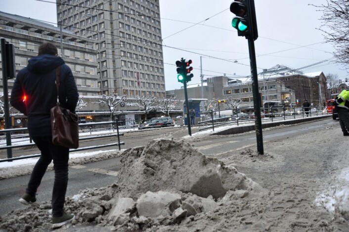Snøhaug sperrer adgang til fotgjengerfelt ved Solli plass. Bildet er tatt over ett døgn etter snøfall i Oslo. Foto: Arnsten Linstadsperrer adgang til fotgjengerfelt ved Solli plass. Bildet er tatt over ett døgn etter snøfall i Oslo. Foto: Arnsten Linstad Snøhaug sperrer adgang til fotgjengerfelt ved Solli plass. Bildet er tatt over ett døgn etter snøfall i Oslo. Foto: Arnsten Linstadsperrer adgang til fotgjengerfelt ved Solli plass. Bildet er tatt over ett døgn etter snøfall i Oslo. Foto: Arnsten Linstad