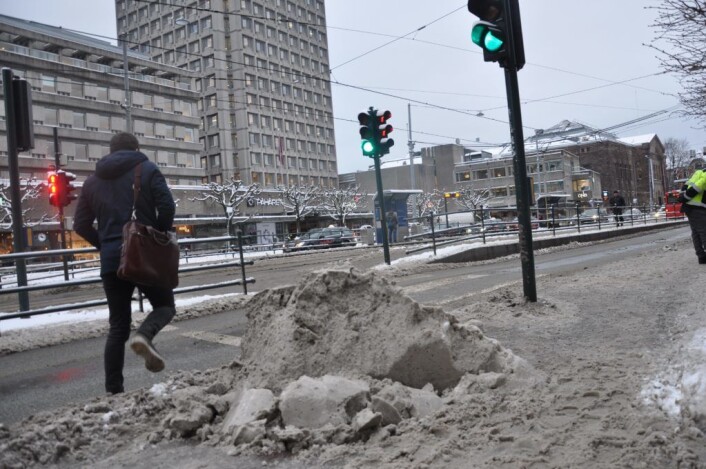 Fotgjengere må ut i veien ved Solli plass fordi snøhaug stenger adgang til fotgjengerfeltet. Bildet er tatt over ett døgn etter snøfall i Oslo sist fredag. Foto: Arnsten Linstad Fotgjengere må ut i veien ved Solli plass fordi snøhaug stenger adgang til fotgjengerfeltet. Bildet er tatt over ett døgn etter snøfall i Oslo sist fredag. Foto: Arnsten Linstad