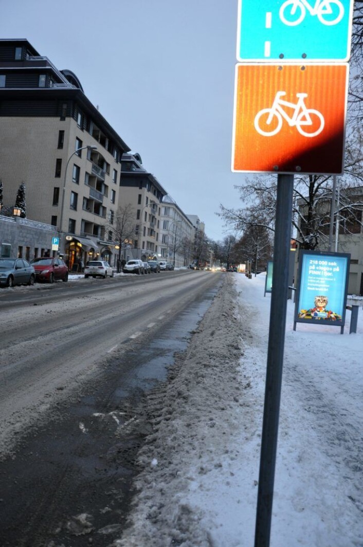 I Middelthuns gate forbi Frognerbadet er sykkelveien brøytet, børstet og saltet mens snøen er lempet opp til fotgjengerne som må gå mellom reklameskilt og brøytekanten på fortauet.Foto: Arnsten Linstad I Middelthuns gate forbi Frognerbadet er sykkelveien brøytet, børstet og saltet mens snøen er lempet opp til fotgjengerne som må gå mellom reklameskilt og brøytekanten på fortauet.Foto: Arnsten Linstad
