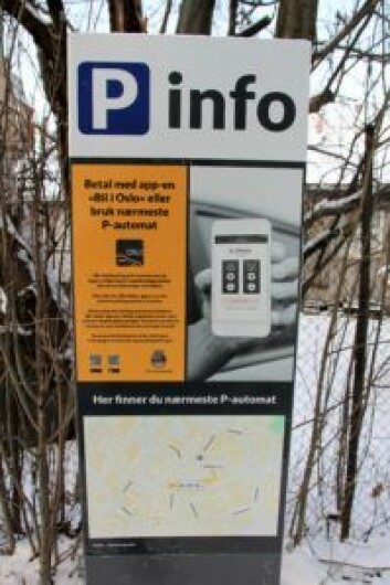 Infoskilt å Ensjø som viser vei til nærmeste P-automat. Skiltene har også informasjon om parkerings-appen "Bil i Oslo". Foto: Per Øivind Eriksen