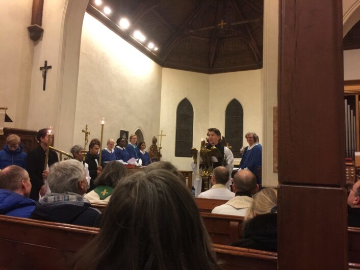 Da vi kom til St. Edmunds hadde vi blitt så mange at det var trangt om sitteplassene. Foto: Kjersti Opstad Da vi kom til St. Edmunds hadde vi blitt så mange at det var trangt om sitteplassene. Foto: Kjersti Opstad