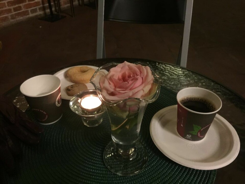 – Jeg begynner å bli god på kirkekaffe nå. Foto: Kjersti Opstad