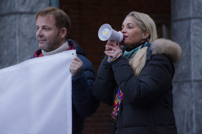 Cecilie Lyngby protesterer mot høyere bompengesatser. Fra demonstrasjon foran Rådhuset. Foto: Morten Lauveng Jørgensen Cecilie Lyngby protesterer mot høyere bompengesatser. Fra demonstrasjon foran Rådhuset. Foto: Morten Lauveng Jørgensen