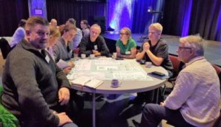 Rundt bordet vårt satt (f.v.) Bjørn Håkon Smevold fra Botanikkforeningen, Maria Andersen fra Oslo naturvernforbund, Hege Hofstad og Trond Vedeld fra NIBR / OsloMet (tidligere Høgskolen i Oslo og Akershus), Nora Heyerdahl fra Grønn ungdom, Anton Samuelsen og Kristin Nylund fra Stabekk vgs, og Kjell Veivåg fra klimaforeningen Global Kunnskap. Foto: Tarjei Kidd Olsen Rundt bordet vårt satt (f.v.) Bjørn Håkon Smevold fra Botanikkforeningen, Maria Andersen fra Oslo naturvernforbund, Hege Hofstad og Trond Vedeld fra NIBR / OsloMet (tidligere Høgskolen i Oslo og Akershus), Nora Heyerdahl fra Grønn ungdom, Anton Samuelsen og Kristin Nylund fra Stabekk vgs, og Kjell Veivåg fra klimaforeningen Global Kunnskap. Foto: Tarjei Kidd Olsen