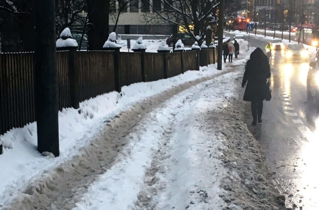 I to uker har bymiljøetaten unnlatt å brøyte fortauet i sterkt trafikkerte Drammensveien på Skøyen. Fotgjengere har brukt sykkelfeltet som har blitt brøytet, børstet og saltet. Foto: Carl-Henrik Bastiansen I to uker har bymiljøetaten unnlatt å brøyte fortauet i sterkt trafikkerte Drammensveien på Skøyen. Fotgjengere har brukt sykkelfeltet som har blitt brøytet, børstet og saltet. Foto: Carl-Henrik Bastiansen