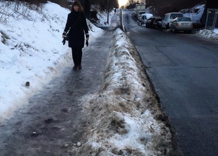 Det er mange steder isete og glatt og livsfarlig å gå på fortauene i Oslo. Foto: Vegard Velle Det er mange steder isete og glatt og livsfarlig å gå på fortauene i Oslo. Foto: Vegard Velle