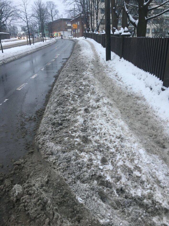 Oslo kommune unnlot å måke i to uker. Mente fortauet i Drammensveien var gårdeiers ansvar. Nå beklager bymiljøetaten og lover å rydde fortauet. Foto: Carl-Henrik Bastiansen Oslo kommune unnlot å måke i to uker. Mente fortauet i Drammensveien var gårdeiers ansvar. Nå beklager bymiljøetaten og lover å rydde fortauet. Foto: Carl-Henrik Bastiansen