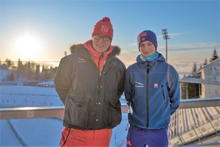 Det er sol, det er nesten vindstille i Holmenkollen og det er en time til hopprennet skal starte. Trener Yngve Ludvigsen og skihopper Benjamin Østvold gleder seg. Foto: Anna Carlsson Det er sol, det er nesten vindstille i Holmenkollen og det er en time til hopprennet skal starte. Trener Yngve Ludvigsen og skihopper Benjamin Østvold gleder seg. Foto: Anna Carlsson