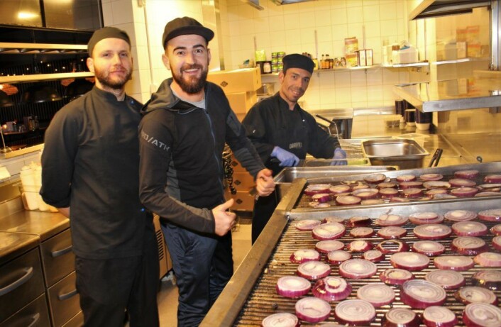 Pelicia Ahdrejevic (t.v.), Walenty Lisowski og Vasilis Stogiannis lager burgertilbehøret og fra scratch, hver dag. Foto: Roar Løkken