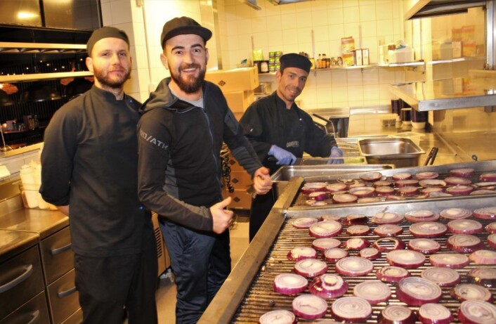 Pelicia Ahdrejevic (t.v.), Walenty Lisowski og Vasilis Stogiannis lager burgertilbehøret og fra scratch, hver dag. Foto: Roar Løkken Pelicia Ahdrejevic (t.v.), Walenty Lisowski og Vasilis Stogiannis lager burgertilbehøret og fra scratch, hver dag. Foto: Roar Løkken