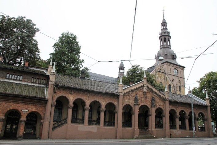 Oslo domkirke ligger omsluttet av kirkeristens murbuer og Bacchus gulrotkake og kaffeservering. Foto: Wikimedia Commons Oslo domkirke ligger omsluttet av kirkeristens murbuer og Bacchus gulrotkake og kaffeservering. Foto: Wikimedia Commons
