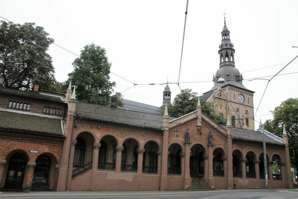 Oslo domkirke ligger omsluttet av kirkeristens murbuer og Bacchus gulrotkake og kaffeservering. Foto: Wikimedia Commons