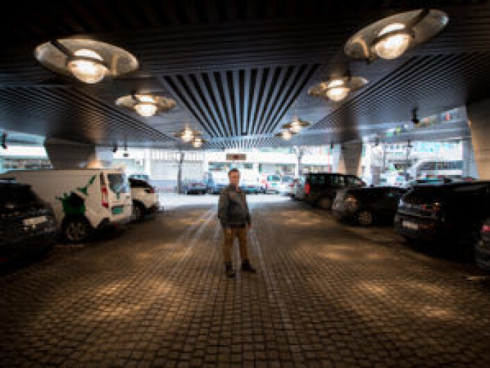 Kjell inne på parkeringshuset til Konserthuset, en grei plass å hvile litt når man bor på gata. Foto: Kyrre Songstad Seim Kjell inne på parkeringshuset til Konserthuset, en grei plass å hvile litt når man bor på gata. Foto: Kyrre Songstad Seim
