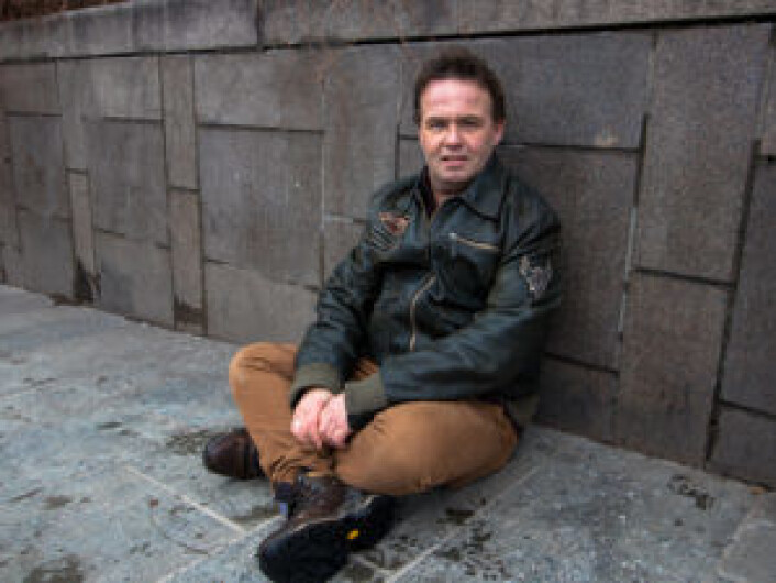 Det hendte at Kjell oppholdt seg ved nedgangen til Nationaltheatret T-bane. Her er det nemlig varmekabler i bakken. Det hendte at Kjell oppholdt seg ved nedgangen til Nationaltheatret T-bane. Her er det nemlig varmekabler i bakken.