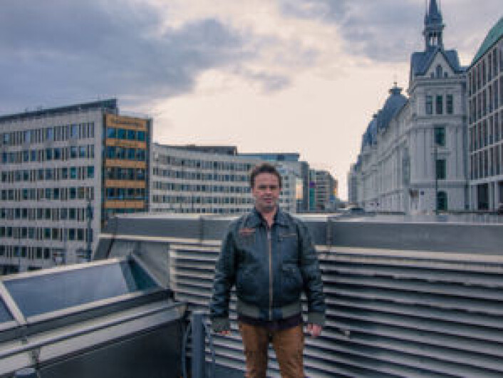 Kjell på toppen av Nationaltheatret T-bane. Der kom det varm luft fra undergrunnen. Foto: Kyrre Songstad Seim Kjell på toppen av Nationaltheatret T-bane. Der kom det varm luft fra undergrunnen. Foto: Kyrre Songstad Seim