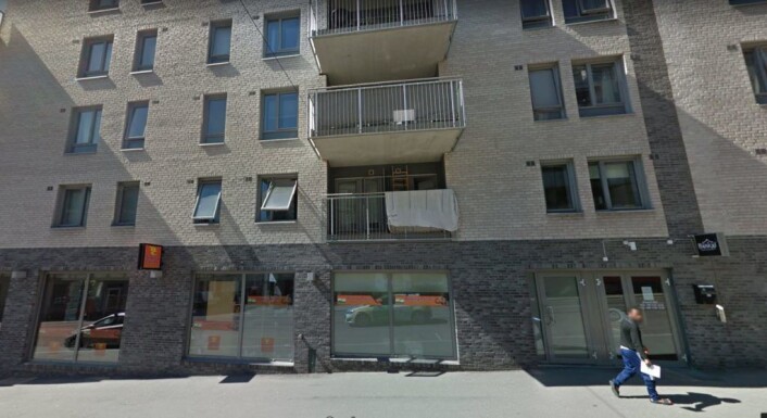 Her, fra Bombay cuisine, begynte det å brenne og spre seg sort røyk. Foto: Google maps Her, fra Bombay cuisine, begynte det å brenne og spre seg sort røyk. Foto: Google maps