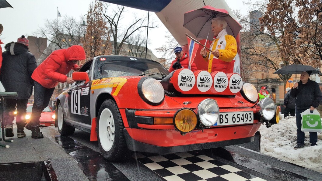 Klar, ferdig... En bil gjør seg klar til avgang i Rally Monte Carlo Historique ved Nationaltheatret i dag tidlig. Foto: Tarjei Kidd Olsen Klar, ferdig... En bil gjør seg klar til avgang i Rally Monte Carlo Historique ved Nationaltheatret i dag tidlig. Foto: Tarjei Kidd Olsen