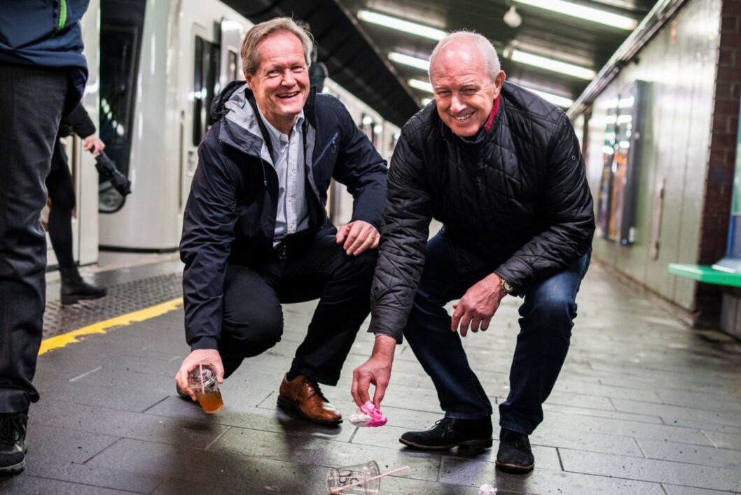 Cato Hellesjø og Jan Hauger plukker søppel. Foto: Sporveien Cato Hellesjø og Jan Hauger plukker søppel. Foto: Sporveien