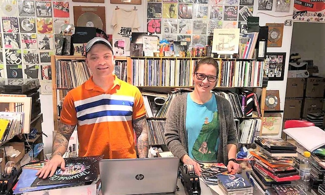 André Bjørnsrud og Anette Pedersen er driverne av bruktbutikken Råkk & Rålls i Stortingsgata 8. Foto: John Berge, Videomagasinet.no André Bjørnsrud og Anette Pedersen er driverne av bruktbutikken Råkk & Rålls i Stortingsgata 8. Foto: John Berge, Videomagasinet.no