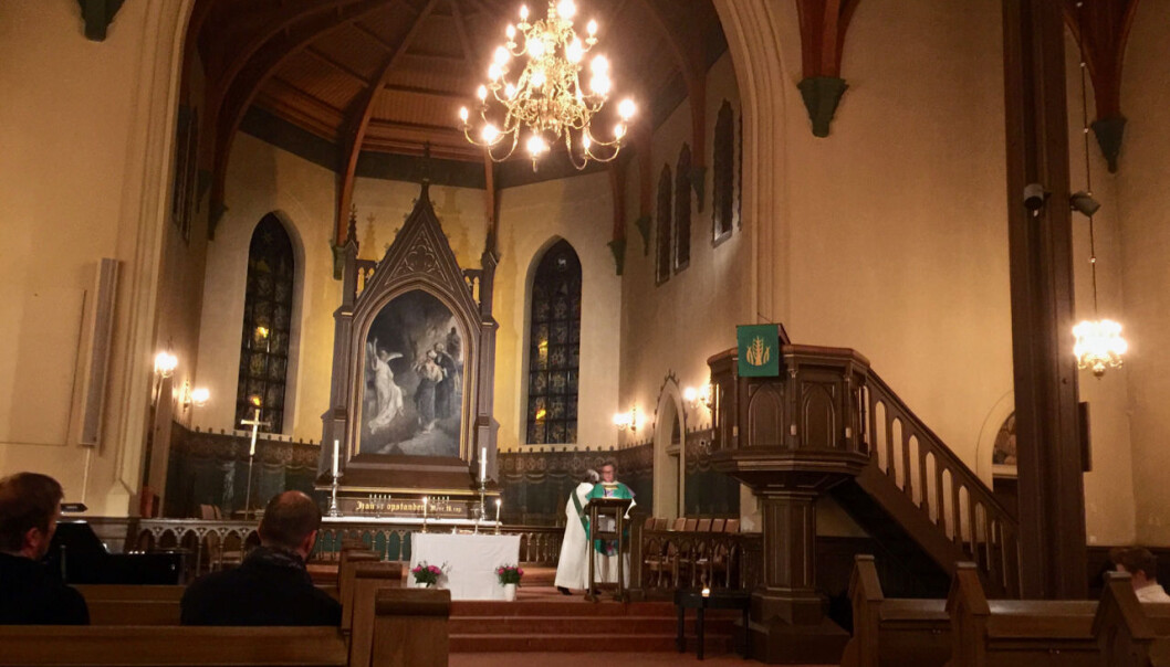 Kampen Kirke har en vakker altertavle, som forestiller kvinnene ved graven på påskemorgen. Tavlen er tegnet av Axel Ender. Foto: Kjersti Opstad Kampen Kirke har en vakker altertavle, som forestiller kvinnene ved graven på påskemorgen. Tavlen er tegnet av Axel Ender. Foto: Kjersti Opstad