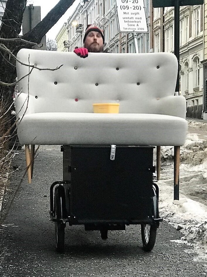 Geir Rognlien Elgvin med sofaen på lastesykkelen. Foto: Privat Geir Rognlien Elgvin med sofaen på lastesykkelen. Foto: Privat