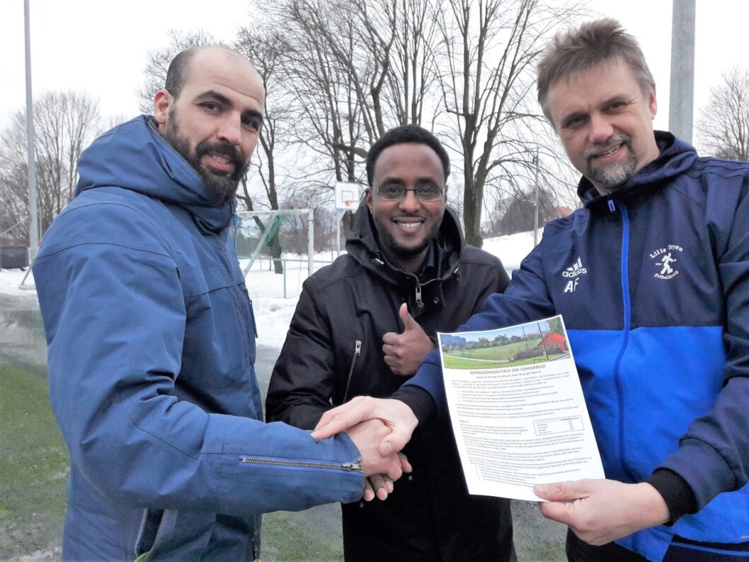 Mohamed El Morabet fra Sterling, Hussein Awadnur fra Tøyen SK og Andreas Fætten fra Lille Tøyen FK med avtalen som angår nærmere ett tusen fotballspillere. Richard Milne fra Forward var frohindret å være med på signeringen på Carltexløkka. Foto: Anders Høilund Mohamed El Morabet fra Sterling, Hussein Awadnur fra Tøyen SK og Andreas Fætten fra Lille Tøyen FK med avtalen som angår nærmere ett tusen fotballspillere. Richard Milne fra Forward var frohindret å være med på signeringen på Carltexløkka. Foto: Anders Høilund