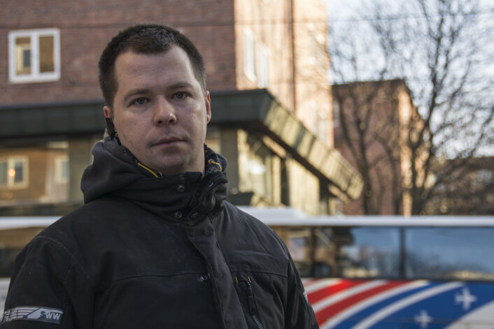 Byggmester Marcin Skrzek synes kommunen burde salte mer. Foto: Morten Lauveng Jørgensen Byggmester Marcin Skrzek synes kommunen burde salte mer. Foto: Morten Lauveng Jørgensen