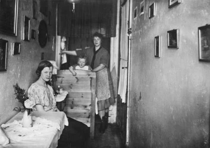 Familie som bor på gangen, Rodeløkka 1930-tallet. Foto: Nanna Broch / Oslo museum Familie som bor på gangen, Rodeløkka 1930-tallet. Foto: Nanna Broch / Oslo museum