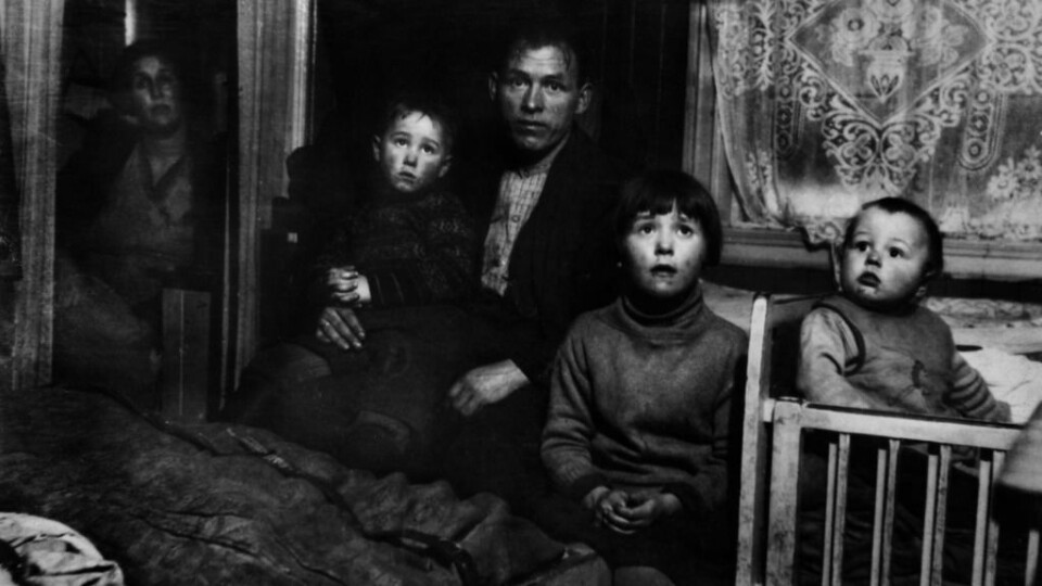 Østkantfamilie med tre barn, ca. 1930. Foto: Nanna Broch