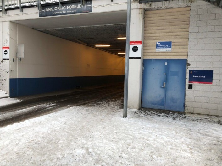 Det nydelige inngangspartiet på søndager, når senteret er stengt. Det finnes ikke noe bedre enn å starte en svømmetur med å gå igjennom en varelevering. Foto: Hans Bastian Borg Det nydelige inngangspartiet på søndager, når senteret er stengt. Det finnes ikke noe bedre enn å starte en svømmetur med å gå igjennom en varelevering. Foto: Hans Bastian Borg