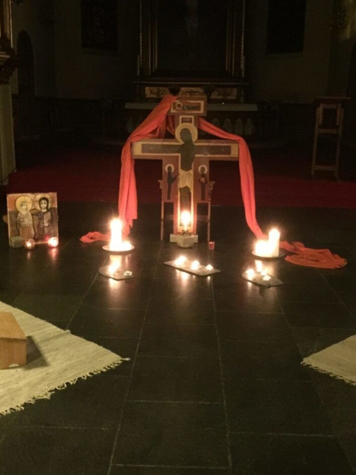 I Taizebønn synes det meste å være orientert mot klosteret i Taize. Slik også med ikonet de bruker i kirken under bønnen. Ikonet er en kopi av et ikon man finner i klosteret i Taize. Foto: Kjersti Opstad I Taizebønn synes det meste å være orientert mot klosteret i Taize. Slik også med ikonet de bruker i kirken under bønnen. Ikonet er en kopi av et ikon man finner i klosteret i Taize. Foto: Kjersti Opstad