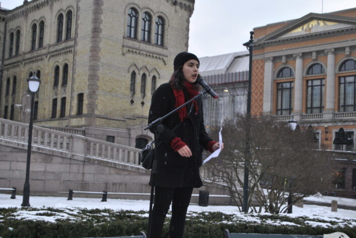 Nora Warholm Essahli spurte hvordan politiet skal kunne håndheve rasisme, dersom de sliter med det selv. Foto: Carima Heinesen Nora Warholm Essahli spurte hvordan politiet skal kunne håndheve rasisme, dersom de sliter med det selv. Foto: Carima Heinesen