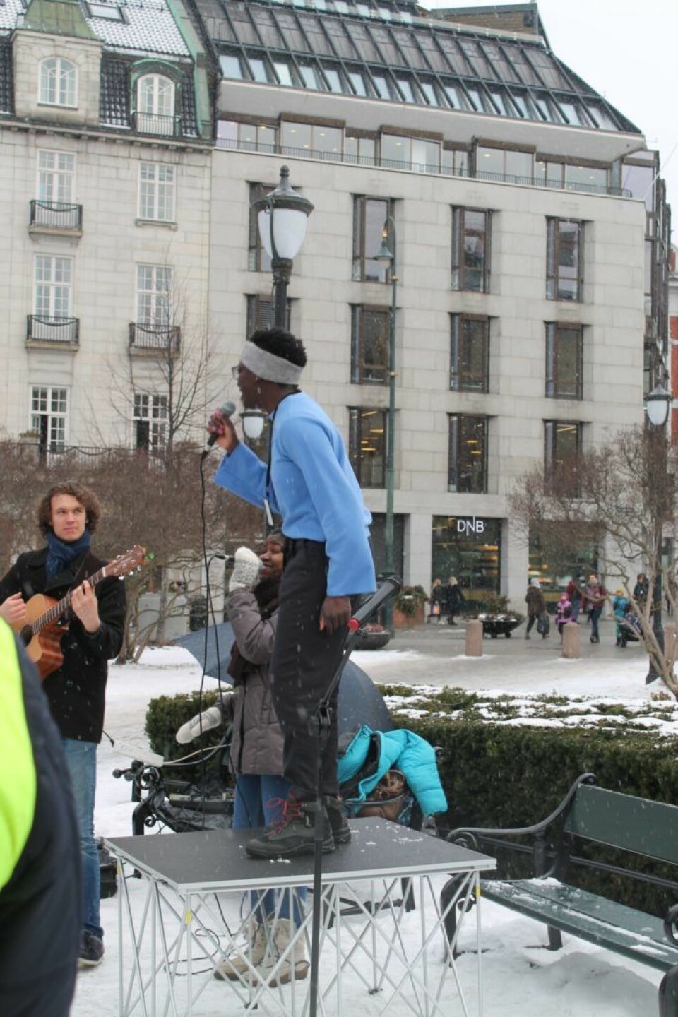 Adama Janlo både sang og holdt appell under demonstrasjonen mot etnisk profilering. Foto: Carima Heinesen