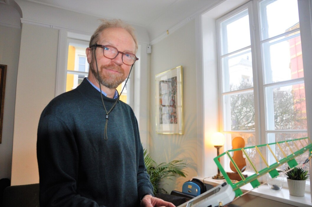 Urs Wenk-Wolff har flere apparater som måler stråling fra elektriske apparater. Foto: Arnsten Linstad Urs Wenk-Wolff har flere apparater som måler stråling fra elektriske apparater. Foto: Arnsten Linstad