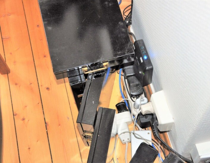 Gamle bankbokser i metall står rundt router`en og mobilen for å redusere stråling. Foto: Arnsten Linstad Gamle bankbokser i metall står rundt router`en og mobilen for å redusere stråling. Foto: Arnsten Linstad