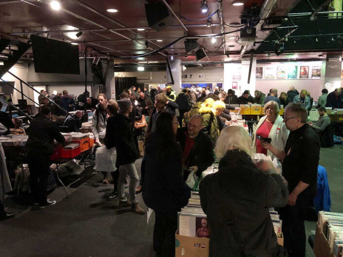 Med hodene vendt ned og fingrer og hender i flyktig letemodus var det hundrevis av samlere som besøkte årets første Rockefellermesse, lørdag 3. februar 2018. Foto: John Berge, Videomagasinet Med hodene vendt ned og fingrer og hender i flyktig letemodus var det hundrevis av samlere som besøkte årets første Rockefellermesse, lørdag 3. februar 2018. Foto: John Berge, Videomagasinet